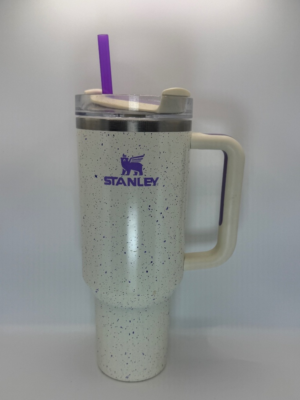 Stanley Quencher H2.0 FlowState 40 oz tumbler in the Cream Speckle colorway.